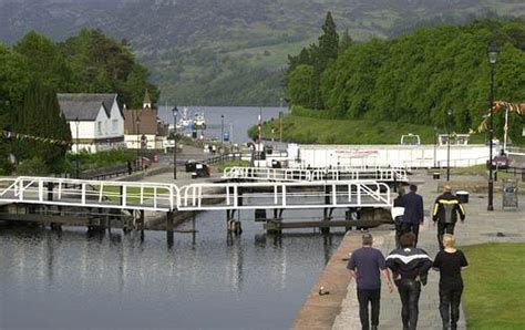 The largest lake by volume in the uk. Loch Ness (Deutsch)