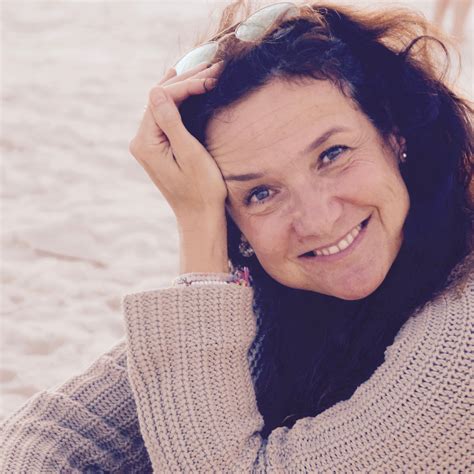 „versorge deine handlungen mit innerem feuer! meine yogastunden ermöglichen einen kontinuierlichen aufbau der übungspraxis. Mag. Verena Zach - Autorin - Verena Zach | XING