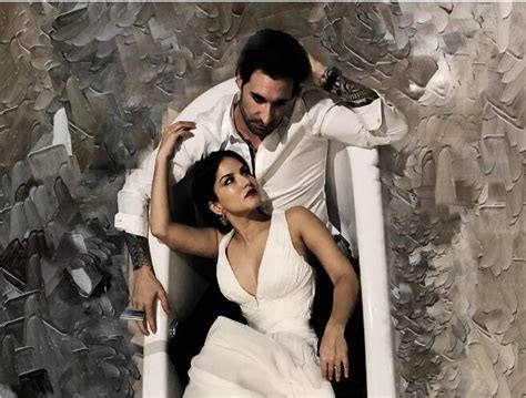 Sunny Leone In Bathtub With Husband सनी लियोन ने किया अपने पति डेनियल के साथ बाथटब में रोमांस
