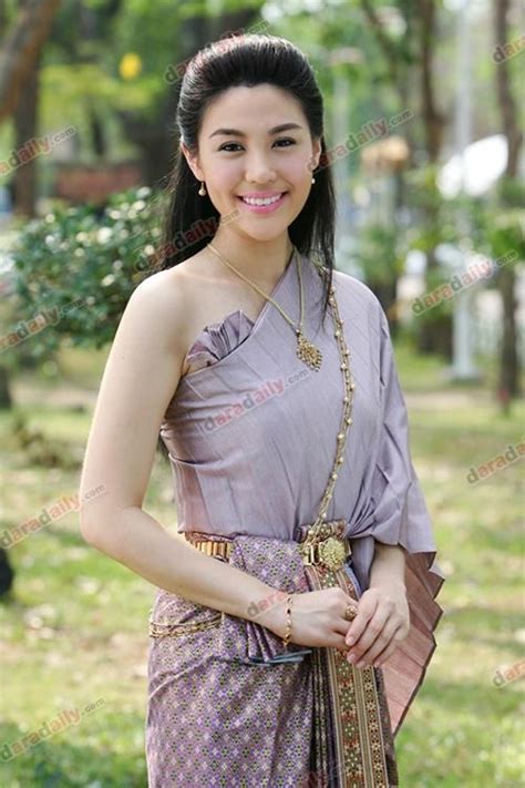 สายไหม มณีรัตน์ ได้โพสต์ภาพกำลังกอดคอกันกับแฟนหนุ่มนอกวงการ โดยที่นิ้วนางข้างซ้ายของสายไหมมีแหวนสวมอยู่ พร้อมแคปชั่นว่า 14.04.2018 the left ring finger is occupied. "สายไหม-มณีรัตน์" ปลื้ม ประเดิมละคร "ข้าบดินทร์" | เดรส ...