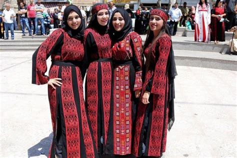 How Muslims Around The World Dress Up For Eid Ul Fitr Islamicfinder