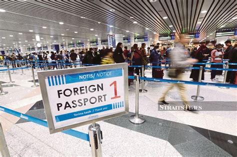 Travellers say they waited up to 3 hours for immigration clearance at
