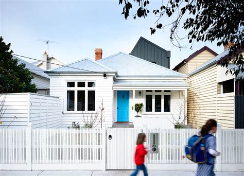 It's a beautiful and carefully designed tiny home! Small Australian House Gets A Modern Makeover by Techne ...