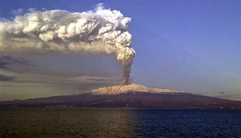 Gunung berapi paling aktif di dunia, gunung kilauea terdapat di negara ini. All Stars: 10 Gunung Berapi Paling Terkenal di Dunia