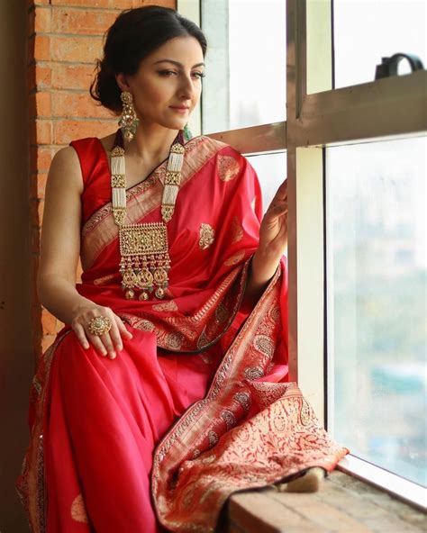 Celebrity In Red Saree Red Saree Saree Look Deepika Padukone Saree Bend At The