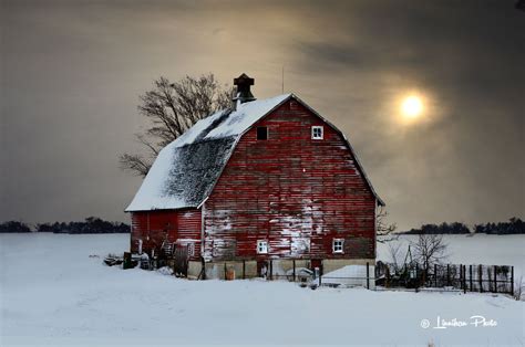 Red Barn In Winter 36 Old Red Barn In The Snow At Sunset