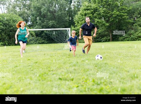 Jugar Fútbol En Familia Fotografías E Imágenes De Alta Resolución Alamy