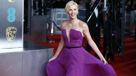 Bafta Awards 2020 Charlize Theron In Purpurner Robe Auf Dem Roten Teppich