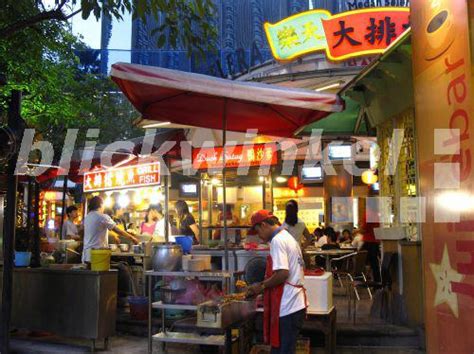 Kuala lumpur derive its name from muddy estuary and had grown from a small mining town to an internationally renowned global city that it is today. blickwinkel - Chinesischer Nachtmarkt bei Bukit Bintang ...