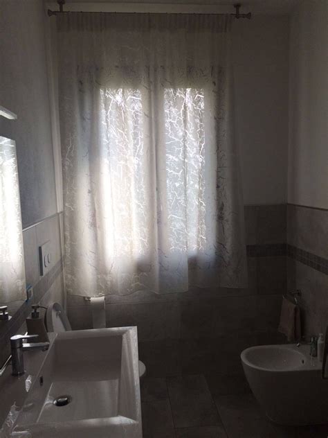 Trova tantissime idee per tende per finestre bagno. tende provenzali bianche per bagno | Tende per finestra ...