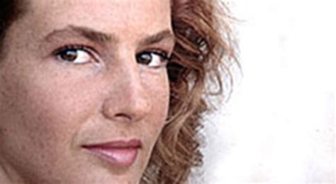 Che davanti alle telecamere della trasmissione su rai 1 oggi è un altro giorno racconta della sua mamma, «una donna dura, perché era infelice, e viverci accanto non è stato facile. Giuliana De Sio si racconta - Film.it
