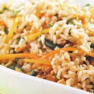 100 gramos de arroz integral contiene 77,2 gramos de carbohidratos, 3,5 gramos de fibra, 7,94 gramos de proteína, 7 miligramos de sodio, y 10,37 gramos de agua. Cómo cocinar arroz integral - Fácil