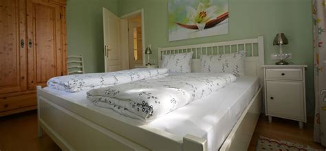Es erwarten sie mittelalterliche gassen und die zauberhafte burg meersburg! Wohnung 5 - Ferienwohnung Pfarrhaus in Meersburg