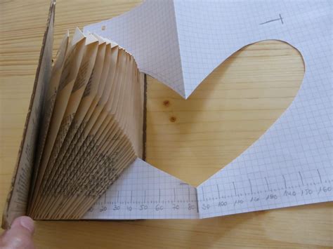 I recommend using origami paper if you want them to turn out nice, but regular paper will do fine for simple diagrams. Herz aus einem Buch gefaltet - HANDMADE Kultur