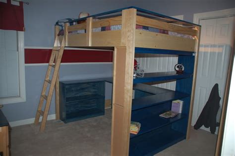 This plan is for a loft bed with supports underneath — it's sized for a twin bed but can easily be sized up. Diy Queen Loft Bed Plans - Sarofudin Blog