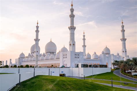 Premium Photo Grand Mosque In Abu Dhabi In The Evening During Sunset