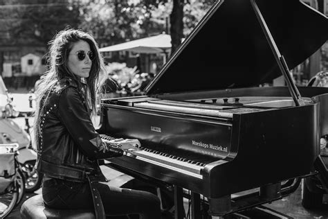 Iris hond is opgeleid tot concertpianiste en speelt naast het werk van andere componisten ook haar eigen composities. Uniek Quiet Winter Concert door Iris Hond - Quiet