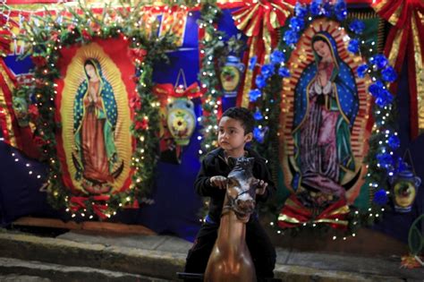 A continuación queremos regalarles las mejores imagenes de la virgen de guadalupe para que puedan reconocerla y puedan disfrutar de ellas. Día De La Virgen De Guadalupe 2015: See Devotees Celebrate ...