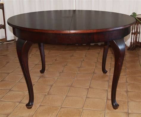 Wegen umzug verkaufe ich diesen super praktischen tisch. Alter Esstisch / Rund / Oval / dunkles Holz / Ausziehbar ...