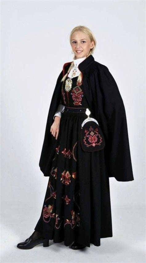 I don't even want to know how much this outfit actually costs x__x). Hvem har Norges fineste bunad? - Aktuelt in 2019 ...