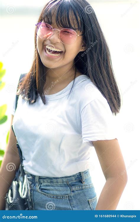 Aziatische Tiener Die Lacht Met Vreugde Emotie Stock Foto Image Of