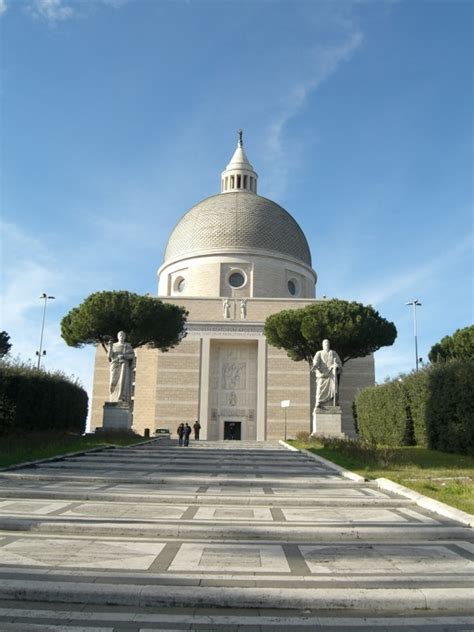La basilica dei santi san pietro e paolo all'eur segna tuttavia in maniera perentoria il gusto di un'epoca: Roma - Basilica dei Santi Pietro e Paolo all'EUR