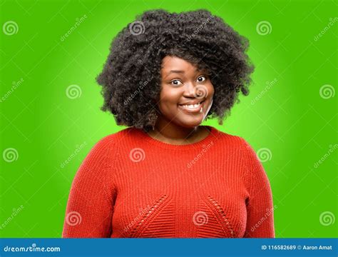 Schöne Afrikanische Frau Mit Dem Gelockten Haar Lokalisiert über Grünem Hintergrund Stockbild