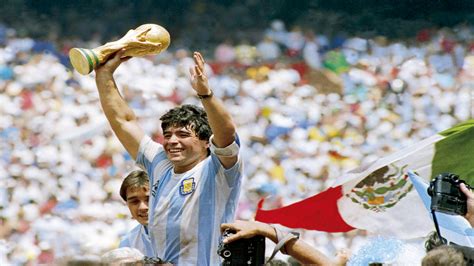 في ذكرى ميلاده الـ60 الاتحاد الأرجنتيني يحتفل بأسطورته مارادونا