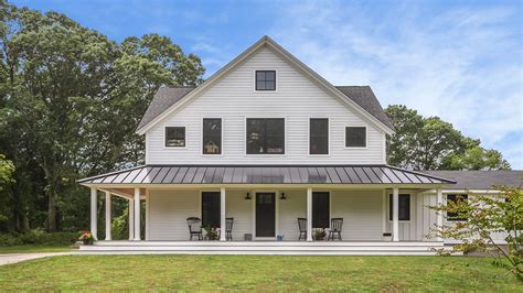 Despite my frustrations at various things, bryan otto (contractor) tim (sales) and sean dunbar (owner). Connecticut Valley Homes Modern Farmhouse Along the Coast ...