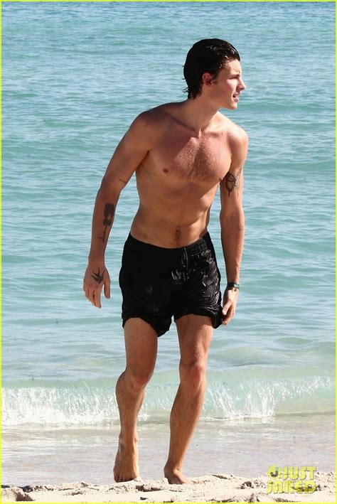 Shawn Mendes Shows Off His Shirtless Bod At The Beach In Miami Photos Photo 1334947 Photo