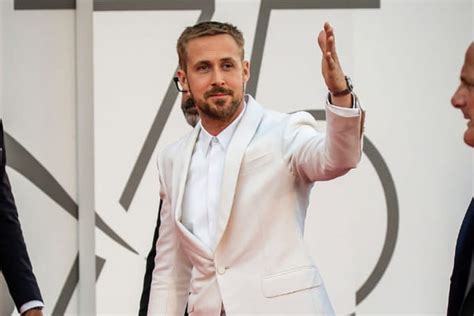 Ryan Gosling En Costume Noir Et Blanc