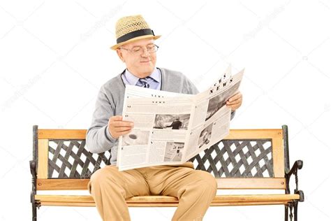 Senior Caballero Leyendo El Periódico En Un Banco — Fotos De Stock