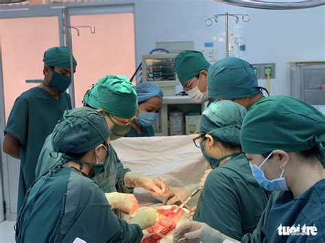 Vietnamese Doctors Remove Rare 3kg Abdominal Tumor Tuoi Tre News