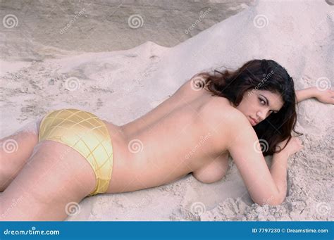 Busty Weibliches Baumuster Auf Strand BBW Stockfoto Bild Von
