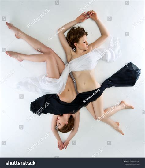 Beauty Naked Woman Yin Yang Position Stockfoto Shutterstock