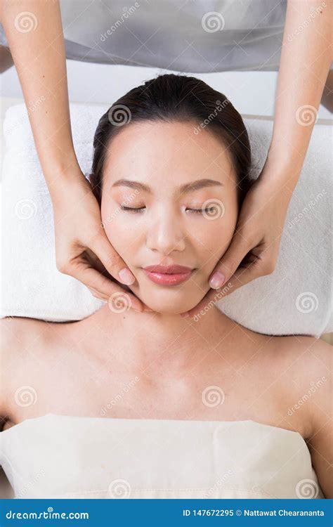Ayurvedic Head Massage Therapy On Facial Forehead Stock Image Image Of Back Chakra 147672295