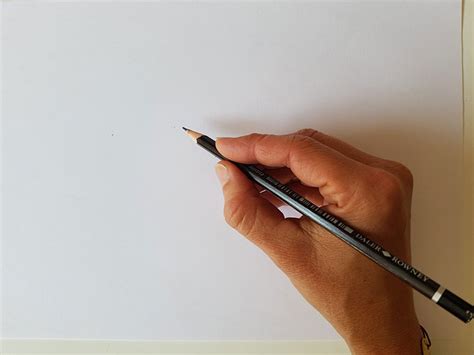 Main Qui Tient Un Crayon Dessin Quel Materiel De Dessin Utilise Un