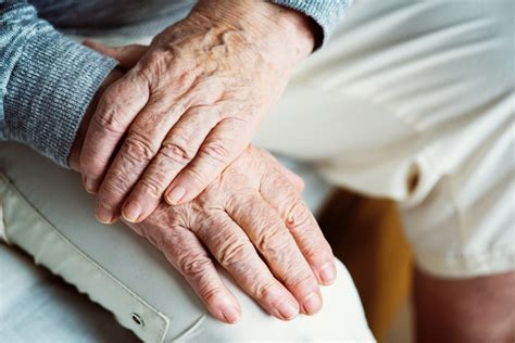 Parkinson Symptome Stadien Behandlung Laxocare