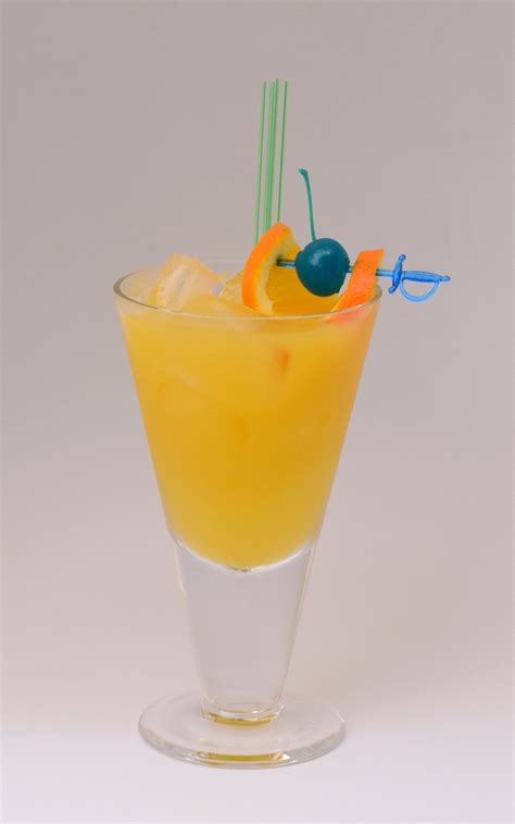Fresh squeezed orange juice will lend your drink added sophistication and flavor. Rusty Screwdriver drink recipe with pictures