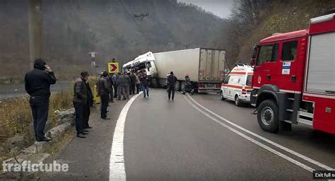 Actualitate • pe 29.01.2018 la 23:35. Accident grav în Valea Oltului. Un mort și doi răniți ...