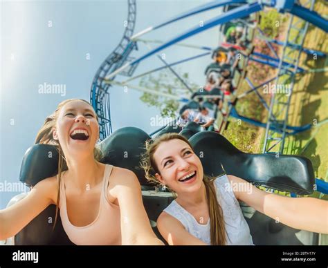 Kritisch Einfach überfüllt Freiwillig girl on roller coaster Eisen