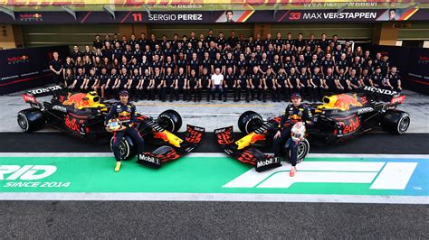 Red Bulls Team Taking A Group Photo For The End Of The Season Rformula1