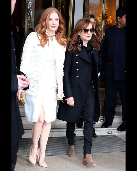 Photo Jessica Chastain et Isabelle Huppert quittent l hôtel Le Meurice pour rejoindre l Espace