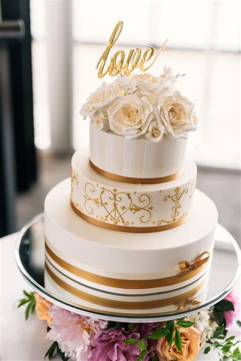 A gold wedding cake will give your wedding a glam touch. 10 gold wedding cakes you'll love | Easy Weddings