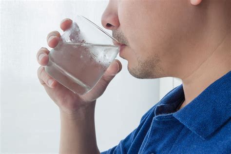 24 sygnały które świadczą o tym że pijesz za mało wody Picie małej