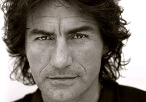 La moglie serenella, la scelta obbligata della riservatezza e quell'unico strappo video. Luciano Ligabue | Discography | Discogs