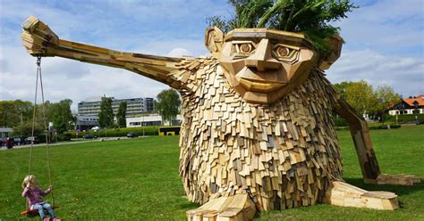 Gigantic Wooden Sculptures Made Using Simple Wood Debris