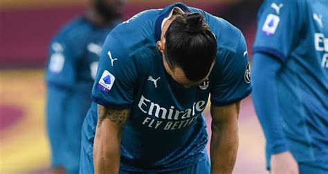 Ac milan'da milli oyuncumuz hakan çalhanoğlu, sakatlığı nedeniyle kadroda yer almadı. Milan AC : Zlatan absent face à Manchester United