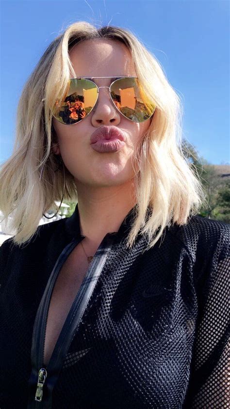 Khloé Today Joyces Reflection In Her Sunglasses Khloekardashian Khloekardashian Khloe