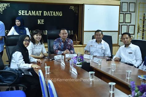 Permohonan kemasukan ke sekolah khusus telah pun dibuka mulai 7 september 2020 sehingga. MOE - YB Dr. Maszlee Malik dan YB Puan Teo Nie Ching Lawat ...
